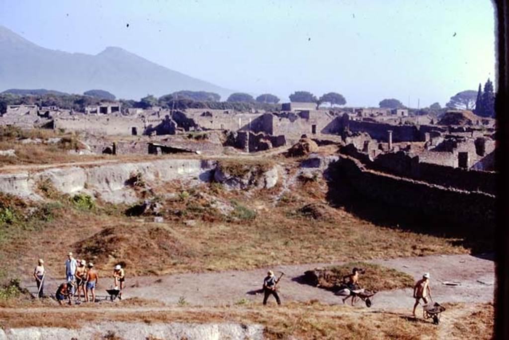 I.22 Pompeii. 1974. Looking north-east. Photo by Stanley A. Jashemski.   
Source: The Wilhelmina and Stanley A. Jashemski archive in the University of Maryland Library, Special Collections (See collection page) and made available under the Creative Commons Attribution-Non Commercial License v.4. See Licence and use details. J74f0265

