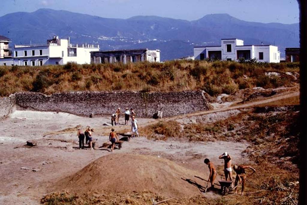 I.22 Pompeii. 1974. Looking south. Photo by Stanley A. Jashemski.   
Source: The Wilhelmina and Stanley A. Jashemski archive in the University of Maryland Library, Special Collections (See collection page) and made available under the Creative Commons Attribution-Non Commercial License v.4. See Licence and use details. J74f0282
