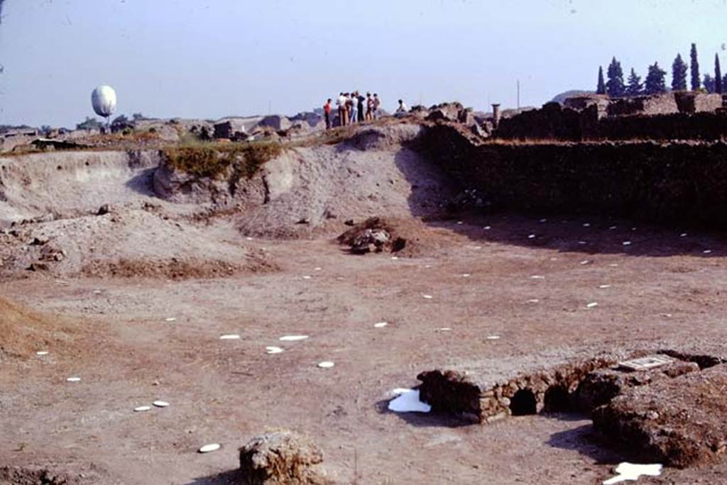 I.22 Pompeii. 1974. Looking north-east across site, with painted spheres marking the root cavities, which would be visible from the approaching balloon. Photo by Stanley A. Jashemski.   
Source: The Wilhelmina and Stanley A. Jashemski archive in the University of Maryland Library, Special Collections (See collection page) and made available under the Creative Commons Attribution-Non Commercial License v.4. See Licence and use details. J74f0416
