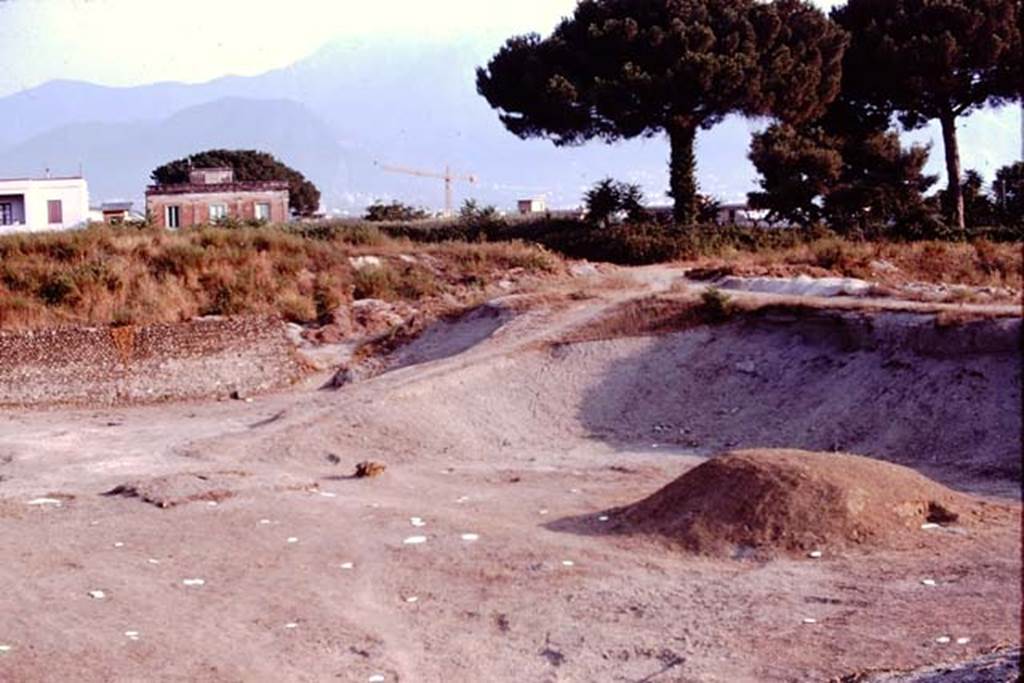 I.22 Pompeii. 1974. Looking towards south-west corner with ramp, at completed excavation. Photo by Stanley A. Jashemski.   
Source: The Wilhelmina and Stanley A. Jashemski archive in the University of Maryland Library, Special Collections (See collection page) and made available under the Creative Commons Attribution-Non Commercial License v.4. See Licence and use details. J74f0526
