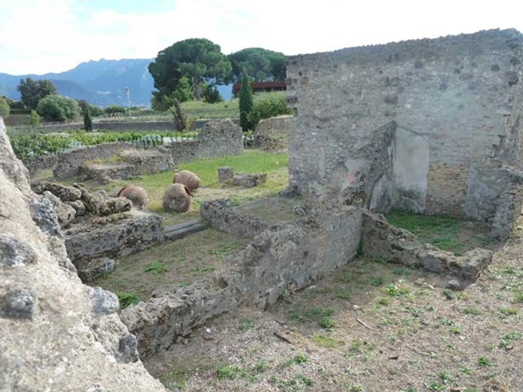 I.22.3 Pompeii. September 2015. Looking south-west from entrance.