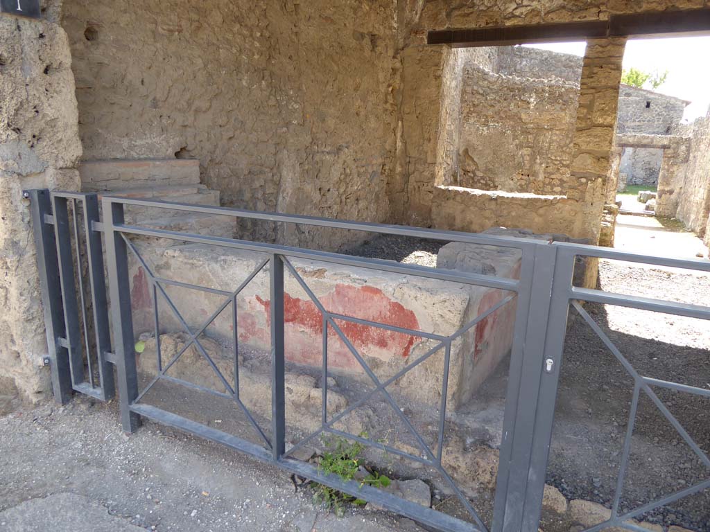 II.1.1 Pompeii. July 2021. Looking south towards two-sided counter from entrance doorway.
Foto Annette Haug, ERC Grant 681269 DÉCOR.

