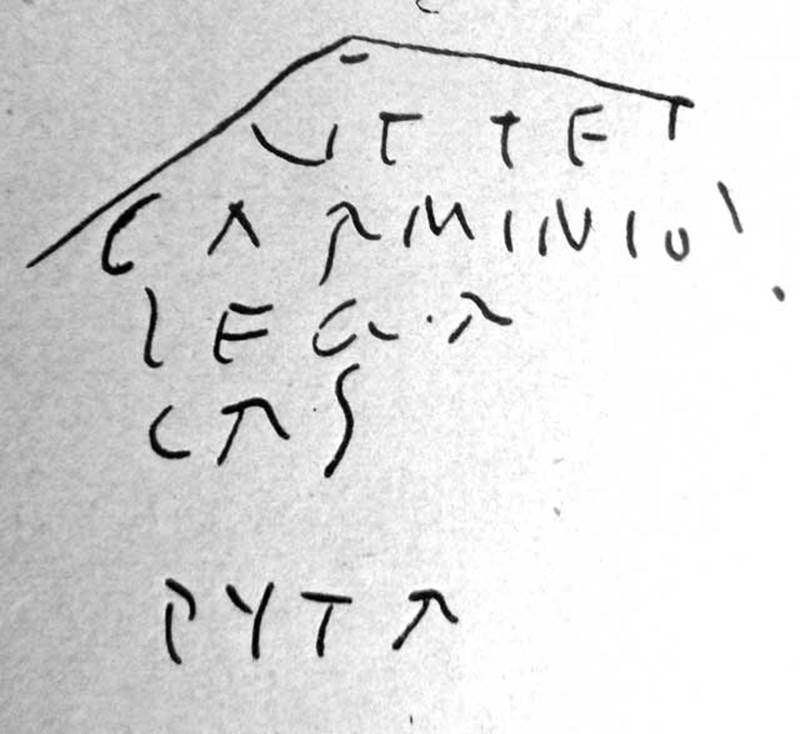 II.1.1 Pompeii. Drawing of graffiti, found on the east wall. According to Della Corte, on 4th September 1916, two graffiti were found at the top of the preserved red stucco of the east wall of the bar. He could read the remains of this graffito traced with chalk. It read –
ut te…
Carminio…
lega…
cas…
pytr…
See Della Corte, M. (Epigrafi inedite) in Maiuri, A., 1928. Nuovi Scavi nella Via dell’Abbondanza. Milano: Hoepli. (p.92 & Tav.X).
According to Epigraphik-Datenbank Clauss/Slaby (See www.manfredclauss.de) this read
 
Ut te
Carminio
Lega
Cas
pyta        [CIL IV 8476a]
