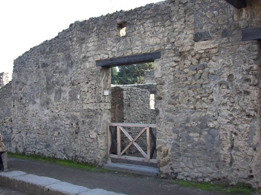 II.1.2 Pompeii. December 2007. Entrance doorway.According to Della Corte, this house appeared to belong to Aemili, Primio and Saturninus, as shown by the four electoral recommendations.  Two were found on the right side of the entrance doorway, and two on the left side.
Suilimea (=Aemilius)  rog(at)   [CIL IV 7494]
Primio  rog(at)    [CIL IV 7495]
Saturninus  rog(at)    [CIL IV 7498]
Primio  (rog(at)    [CIL IV 7499]
According to Epigraphik-Datenbank Clauss/Slaby (See www.manfredclauss.de), these read -
Vettium aed(ilem) 
o(ro) v(os) f(aciatis) d(uumvirum) i(ure) d(icundo) d(ignum) r(ei) p(ublicae) o(ro) v(os) f(aciatis) Suilimea 
rog(at)       [CIL IV 7494]
[Pop]idium Secundum 
[aed(ilem)] Primio rog(at)       [CIL IV 7495]
Popidium Secundum 
aed(ilem) Saturninus rog(at)       [CIL IV 7498]
C(aium) Calventium 
Sittium IIv(irum) i(ure) d(icundo) 
Primio rog(at)       [CIL IV 7499]
