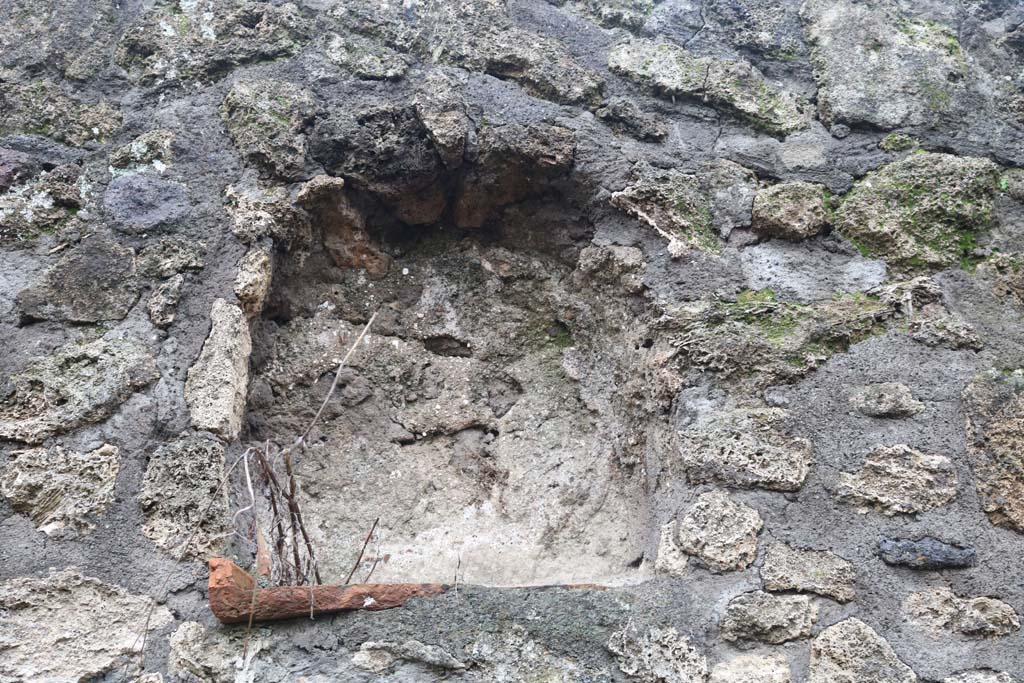 II.1.3 Pompeii. December 2018. Detail of niche on west wall of atrium. Photo courtesy of Aude Durand.