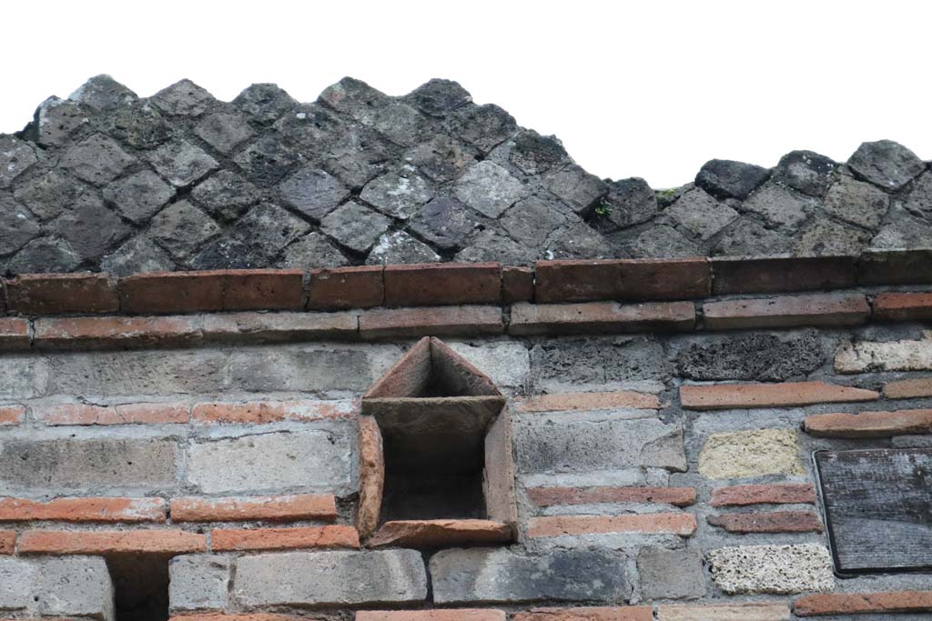 II.1.4 Pompeii. December 2018.  
Detail of small niche in pilaster between II.1.5 on left) and II.1.4 (on right). Photo courtesy of Aude Durand.
