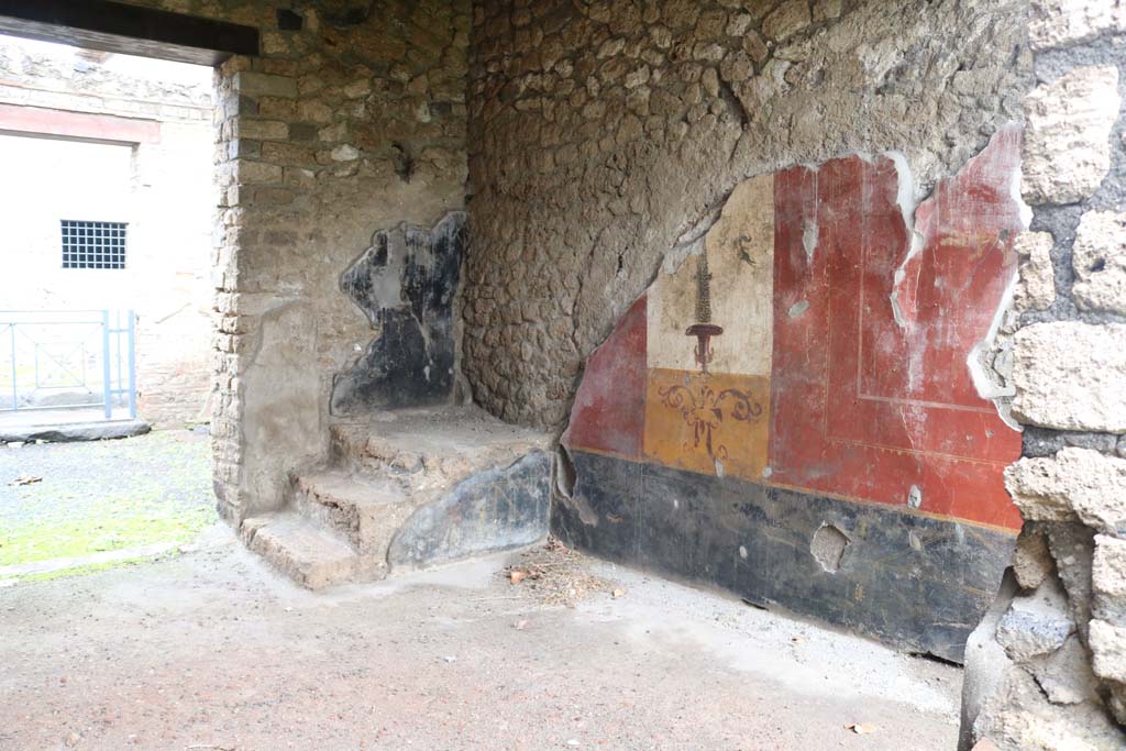 II.1.5 Pompeii. December 2018. 
Looking towards steps in north-east corner and east wall of rear room.  Photo courtesy of Aude Durand.
