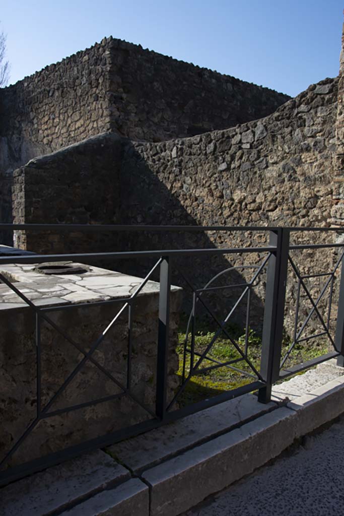 II.1.6 Pompeii. March 2019. Looking south-west across entrance and doorway threshold.
Foto Annette Haug, ERC Grant 681269 DÉCOR
