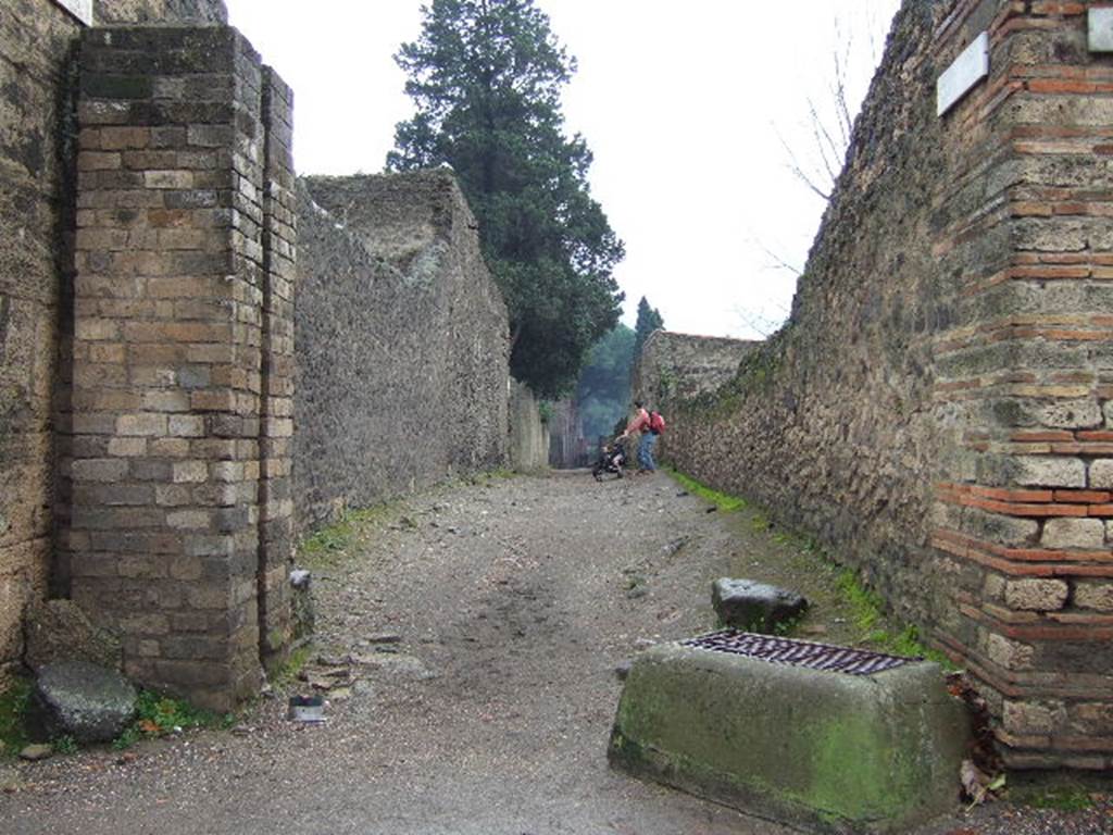 II.2 Pompeii. December 2005. Vicolo di Octavius Quartio looking south.  II.1.6 side wall. 