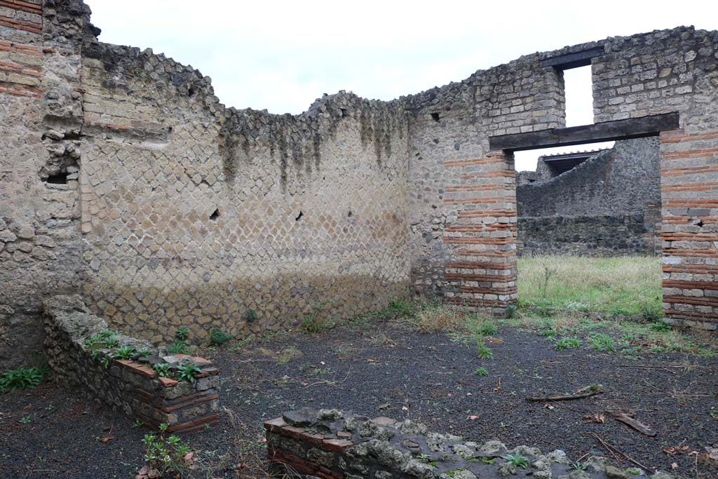 II.1.7 Pompeii. December 2018. Looking east along north wall towards doorway to garden area. Photo courtesy of Aude Durand.