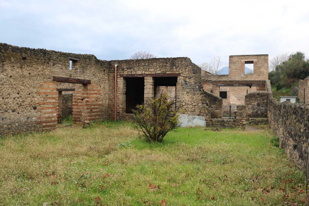 II.1.7 Pompeii. December 2018. Looking north-west across garden, from side entrance doorway. Photo courtesy of Aude Durand.