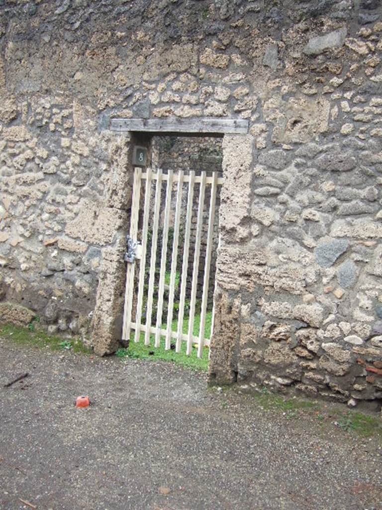 II.1.8 Pompeii. December 2005. Entrance doorway. According to Della Corte, electoral recommendations came to light here in 1952, although the house had not been excavated.
Found on the wall to the left (west) of the entrance was 
Felix fac;  Sabinus c(upide) rog(at)    [CIL IV 9880, 9882]
See Della Corte, M., 1965.  Case ed Abitanti di Pompei. Napoli: Fausto Fiorentino. (p.367)

According to Epigraphik-Datenbank Clauss/Slaby (See www.manfredclauss.de), they read as 

P(ublium) Paquium Proculum II(virum) d(ignum r(ei) p(ublicae) o(ro) v(os) f(aciatis) Sabinus rog(at) ub(i)q(ue) o(ro) v(os) f(aciatis)       [CIL IV 9880]

Caprasium IIvir(um) Felix fac(iatis)       [CIL IV 9882b]
.