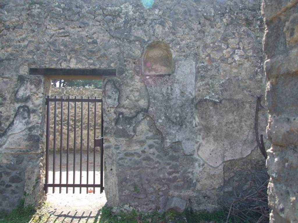 II.1.9 Pompeii. March 2009. Garden area, looking towards south wall, niche in upper wall, and door to II.1.8.