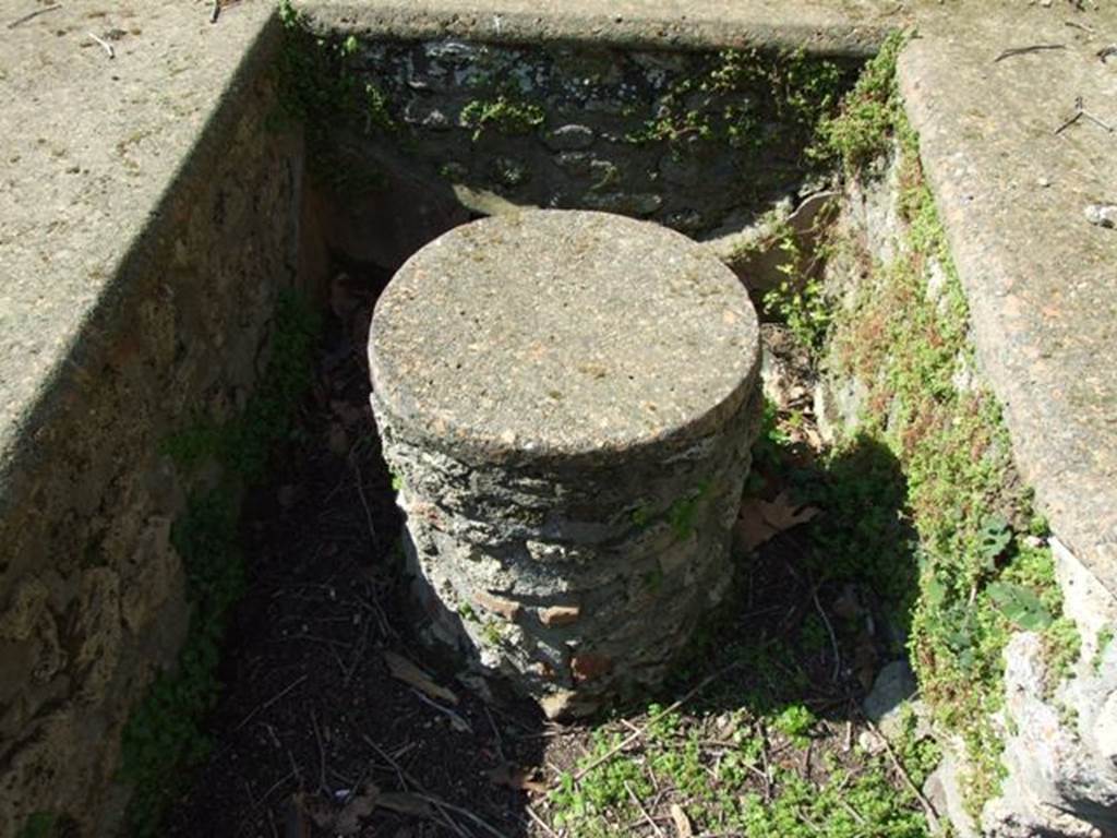 II.1.9 Pompeii. March 2009. Round triclinium table in garden area.