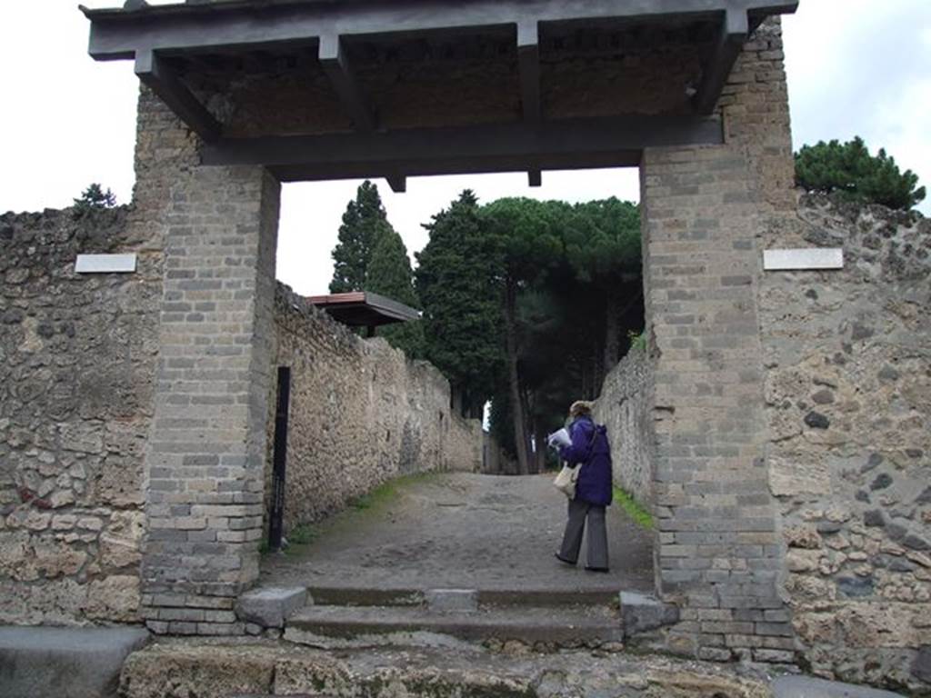 Pompeii. December 2006. Via di Castricio.  Portal between II.1.9 and II.9.6,  originally used for crowd control to Amphitheatre.   