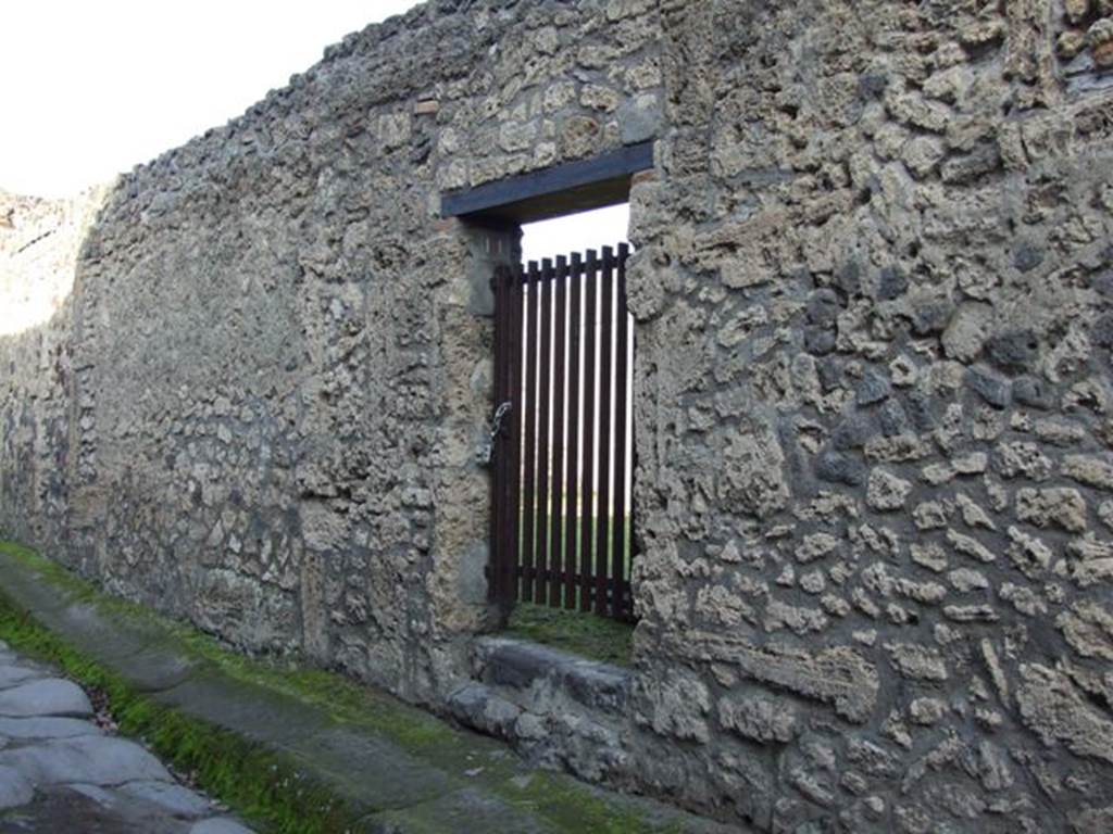 II.1.11 Pompeii. December 2007. Entrance doorway to large garden yard.    