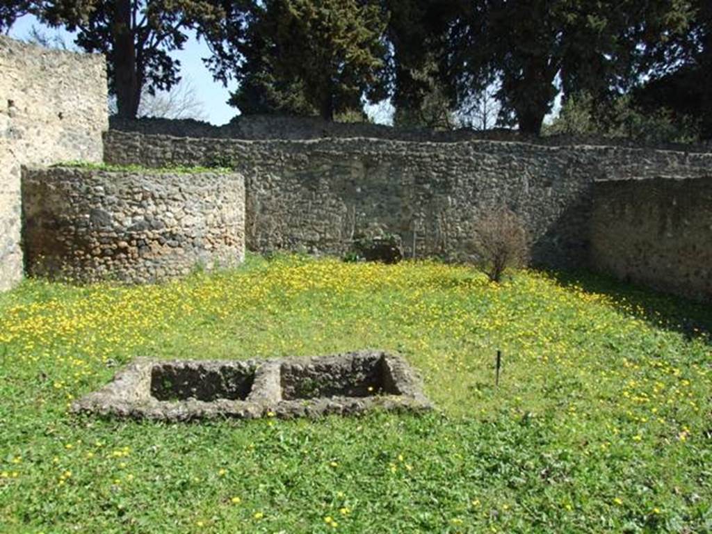 II.1.11 Pompeii. March 2009. Looking east across square garden area at rear of rooms.