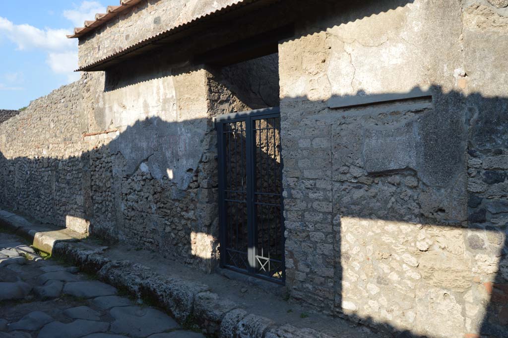 II.1.12 Pompeii. October 2017. Looking north-east towards entrance doorway on Via di Nocera. 
Foto Taylor Lauritsen, ERC Grant 681269 DCOR.


