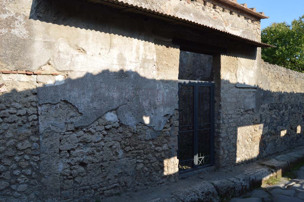 II.1.12 Pompeii. October 2017. Looking south-east towards entrance doorway on Via di Nocera.
Foto Taylor Lauritsen, ERC Grant 681269 DCOR.
