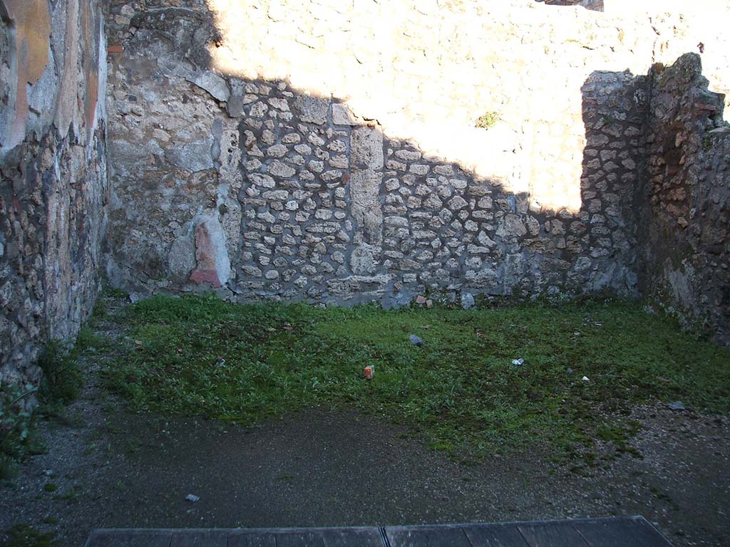 II.1.13 Pompeii. December 2004. 
Looking east from entrance into large room, perhaps a dining room, with window overlooking garden area. 
