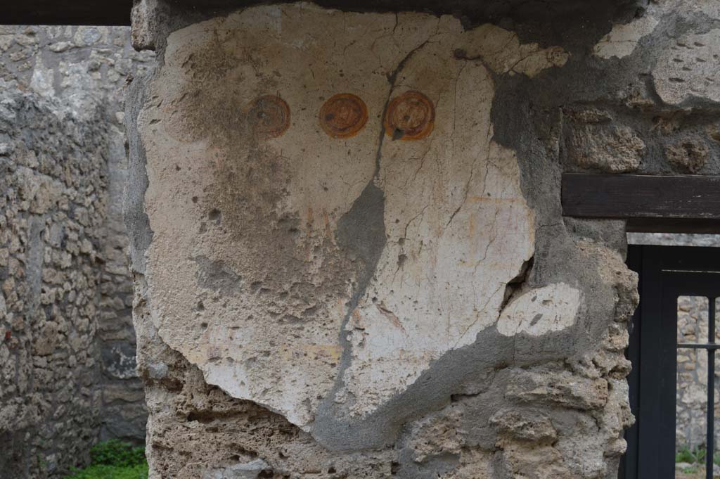 II.1.13 Pompeii. October 2017. Looking towards detail of painted plaster on exterior wall, on north side (left) of entrance.
Foto Taylor Lauritsen, ERC Grant 681269 DÉCOR.

