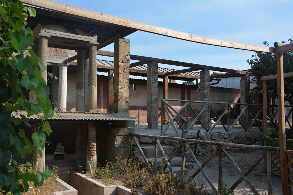 II.2.2 Pompeii. July 2017. 
Room “l” (L), looking north-east towards temple and east side of room “i”, the upper euripus, with water feature below on level of lower euripus.
Foto Annette Haug, ERC Grant 681269 DÉCOR.


