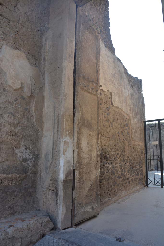 II.2.2 Pompeii. July 2017. 
Looking towards east side of entrance doorway, with plaster cast of the shutters. 
Foto Annette Haug, ERC Grant 681269 DCOR.
