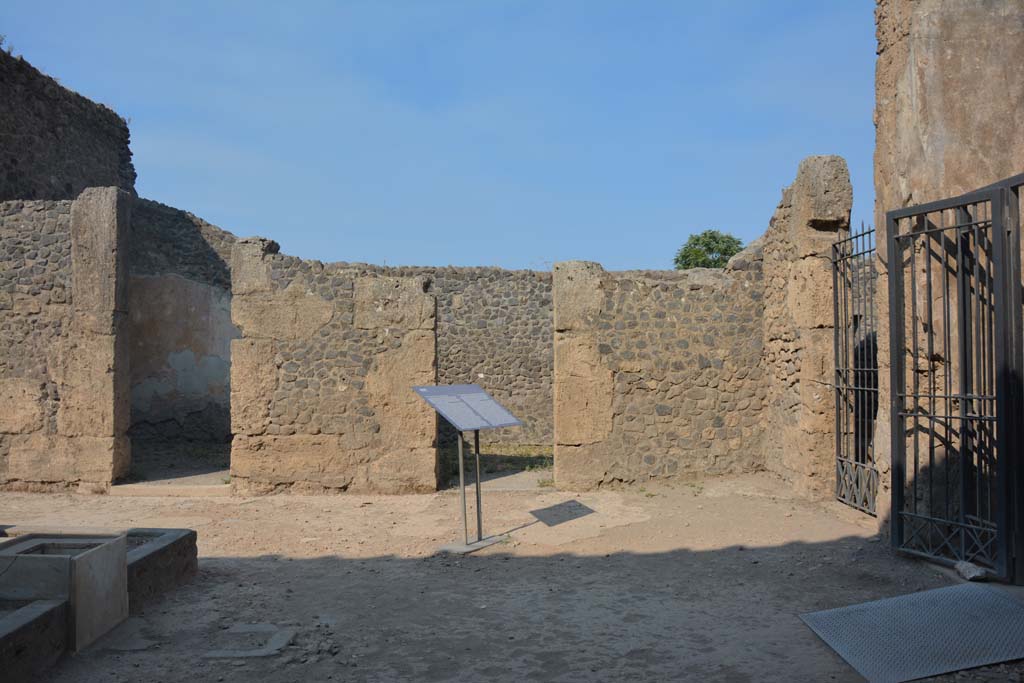 II.2.2 Pompeii. July 2017. Looking west across atrium 2, towards doorway to room 4, in centre.
Foto Annette Haug, ERC Grant 681269 DÉCOR.

