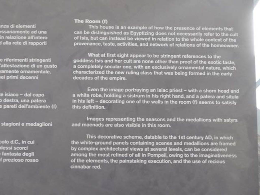 II.2.2 Pompeii. May 2016. Notice giving information about room “f”  and its Egyptian themed decoration.
Photo courtesy of Buzz Ferebee.
