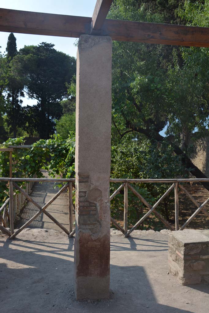 II.2.2 Pompeii. July 2017. Room “i”, detail from pilaster with remaining painted decoration.
Foto Annette Haug, ERC Grant 681269 DÉCOR.
