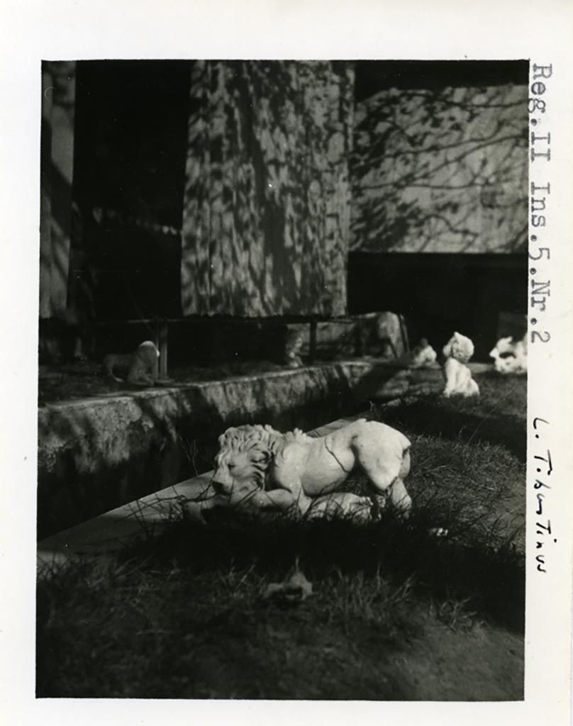 II.2.2 Pompeii. Pre-1937-39. Room “i”, statuettes on sides of upper euripus.
Photo courtesy of American Academy in Rome, Photographic Archive. Warsher collection no. 005.
