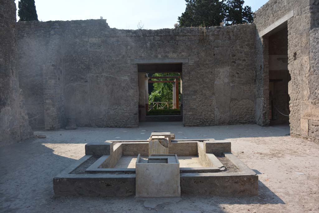 II.2.2 Pompeii. July 2017. Looking south across atrium 2, towards doorway in south wall into pseudoperistyle “g”.
Foto Annette Haug, ERC Grant 681269 DÉCOR.
