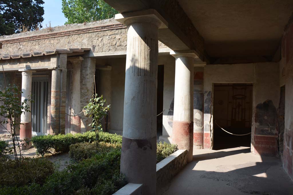 II.2.2 Pompeii. July 2017. Pseudoperistyle “g”, looking west towards doorway to room “d”, on right. 
Foto Annette Haug, ERC Grant 681269 DÉCOR.
