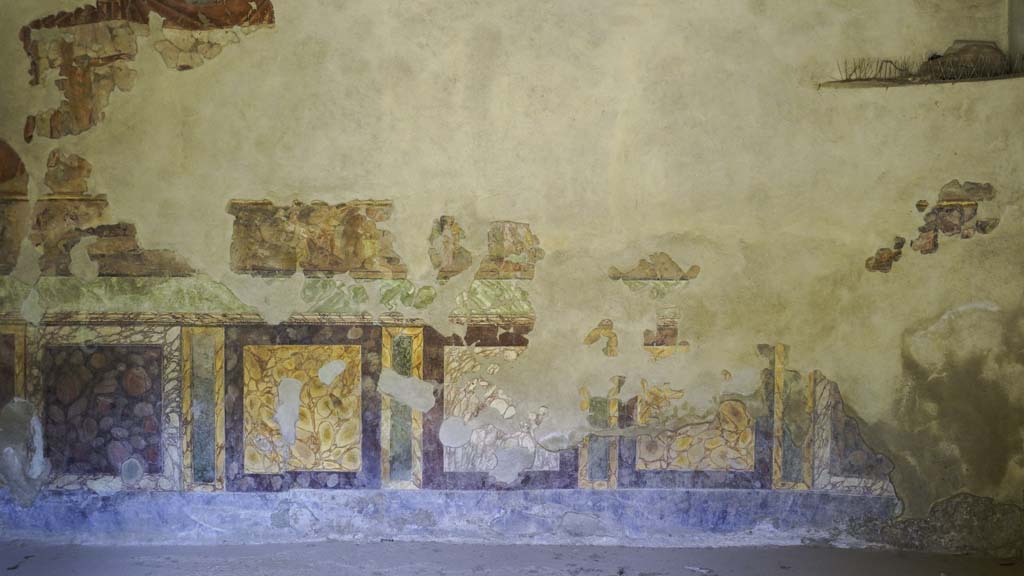 II.2.2 Pompeii. August 2021. Room “h”, detail of marble style zoccolo or lower part of north wall. Photo courtesy of Robert Hanson.