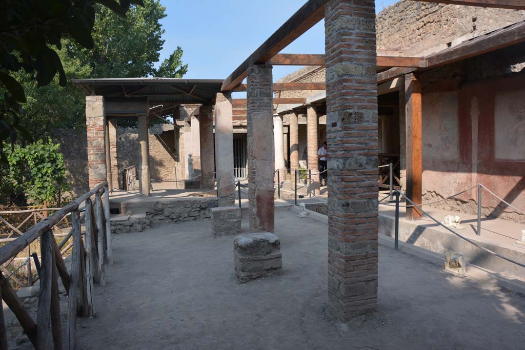 II.2.2 Pompeii. July 2017. Room “i”, looking west along upper euripus.
Foto Annette Haug, ERC Grant 681269 DÉCOR.
