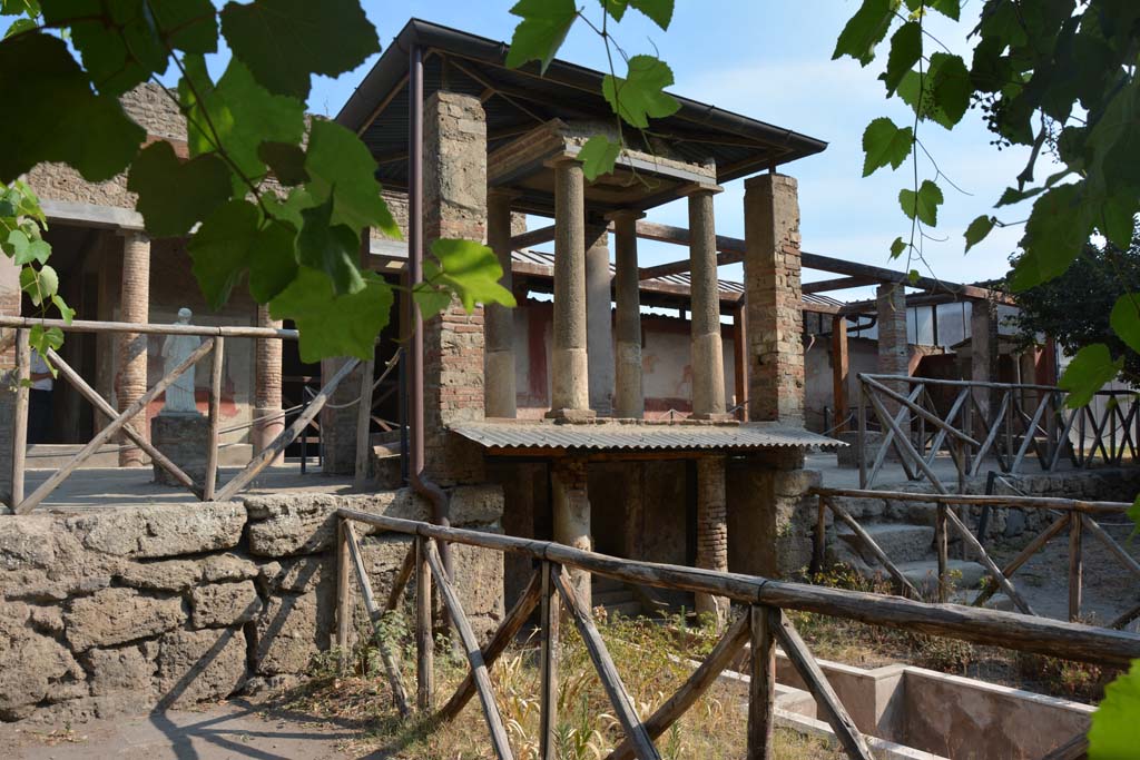 II.2.2 Pompeii. July 2017. Room “l” (L), looking north-east towards water feature at north end of garden.
Foto Annette Haug, ERC Grant 681269 DÉCOR.
