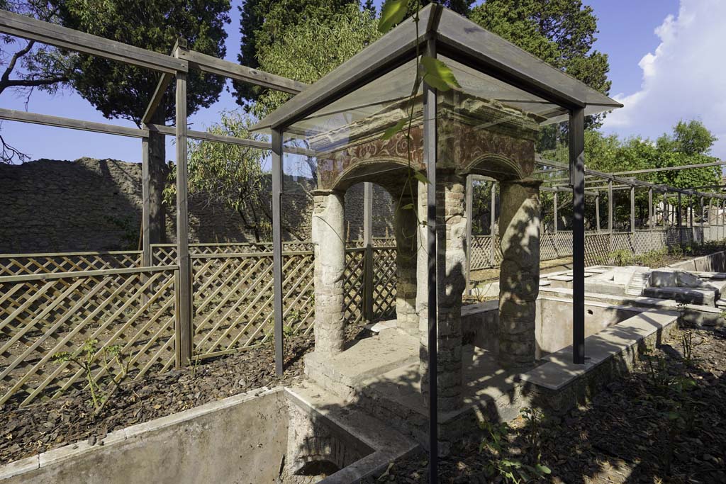 II.2.2 Pompeii. August 2021. 
Room “l”, garden, looking north-west towards small pavilion from east side of garden. Photo courtesy of Robert Hanson.

