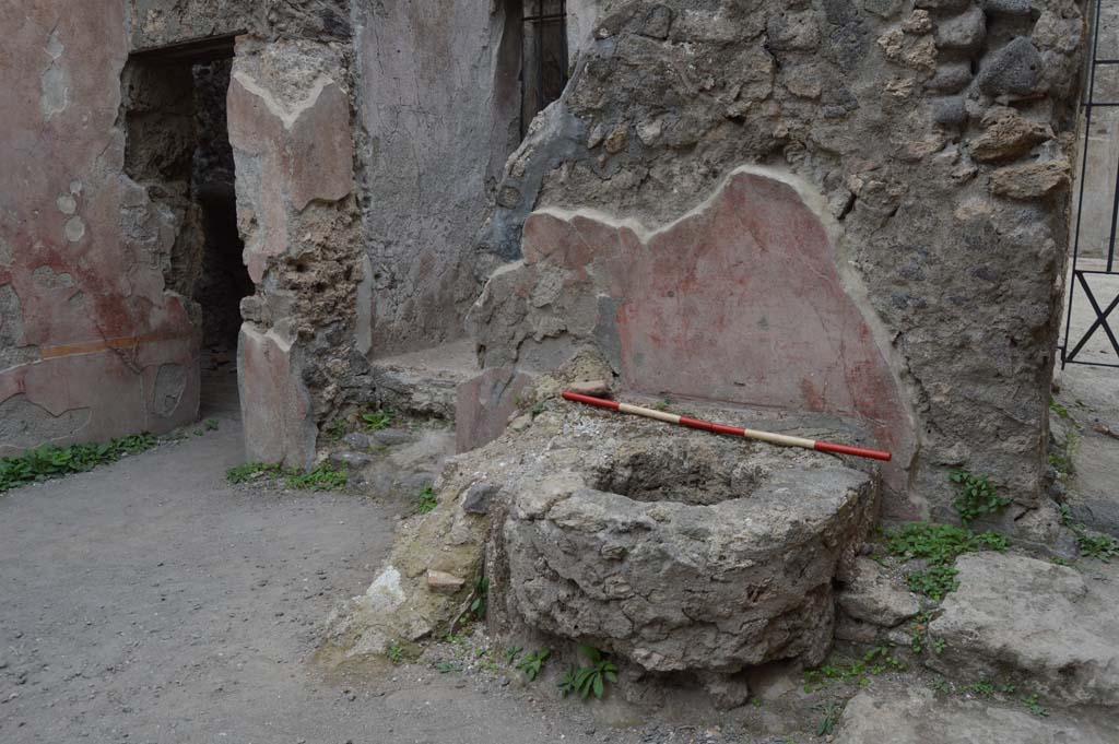 II.2.3 Pompeii. October 2017. Looking east along south wall towards south-east corner and doorway to cubiculum, on left.
Foto Taylor Lauritsen, ERC Grant 681269 DÉCOR.
