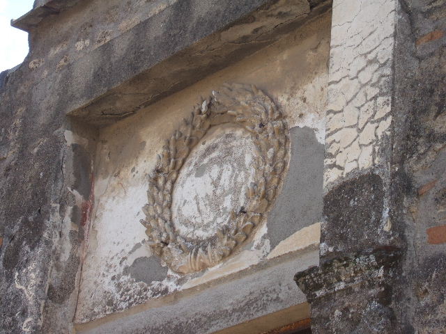 II.2.4 Pompeii. September 2017. Detail of emblem decoration above entrance doorway.
Foto Annette Haug, ERC Grant 681269 DCOR.

