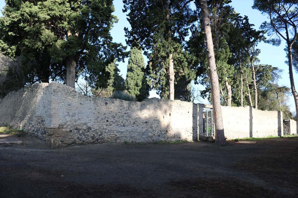 II.2.5 Pompeii. September 2018. 
Looking along south side of insula II.2, with entrance doorway leading to garden area, at II.2.5. Photo courtesy of Aude Durand. 

