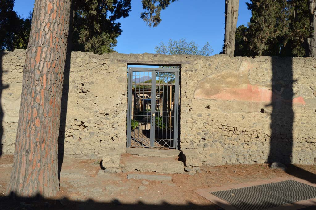 II.2.5 Pompeii. October 2017. Looking north to garden entrance doorway. 
Foto Taylor Lauritsen, ERC Grant 681269 DÉCOR.
