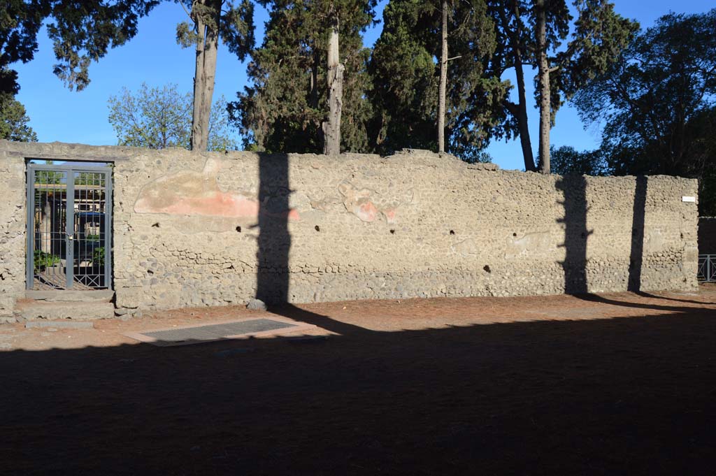 II.2.5 Pompeii. October 2017. East side of garden entrance doorway, on south side of Insula II.2. 
Foto Taylor Lauritsen, ERC Grant 681269 DÉCOR.
