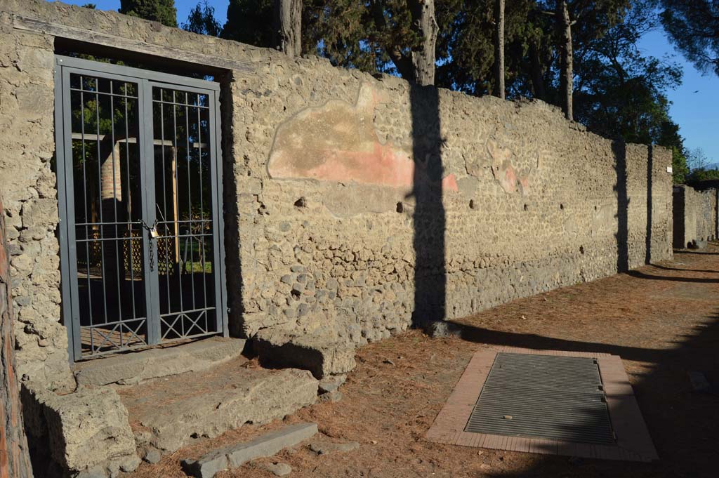 II.2.5 Pompeii. October 2017. 
Looking along the east side of the garden entrance doorway, where the remains of painted graffiti were found.
Lower right, the grating for the Sarno canal, outside the south wall of II.2.5.
Foto Taylor Lauritsen, ERC Grant 681269 DÉCOR.
