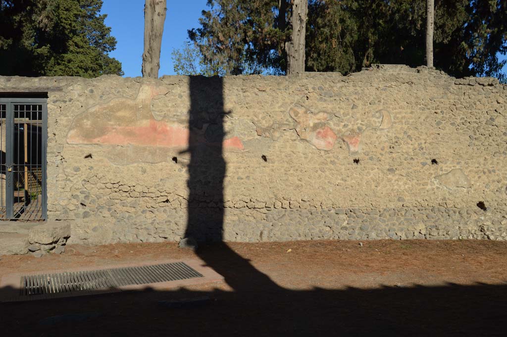 II.2.5 Pompeii. October 2017. 
Detail of remaining painted stucco, site of a frieze of scenes of gladiators and their fights, together with electoral recommendations on either side. Today they have completely disappeared.
Foto Taylor Lauritsen, ERC Grant 681269 DÉCOR.
