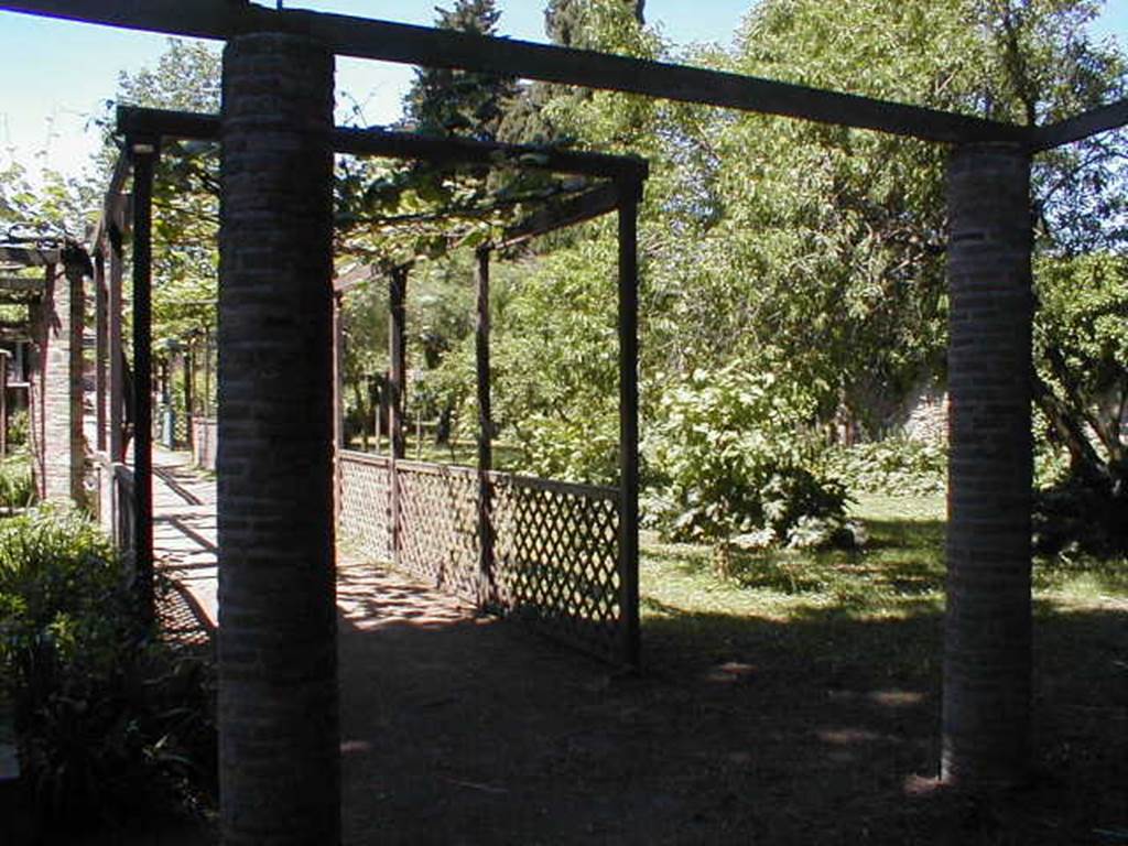 II.2.5 Pompeii. May 2005.  East side of the garden, from the rear entrance.