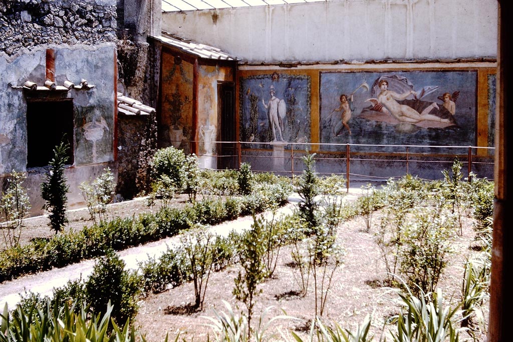 II.3.3 Pompeii. 1964. East side of garden area with window to room 10, on the left. Photo by Stanley A. Jashemski.
Source: The Wilhelmina and Stanley A. Jashemski archive in the University of Maryland Library, Special Collections (See collection page) and made available under the Creative Commons Attribution-Non Commercial License v.4. See Licence and use details.
J64f1697
