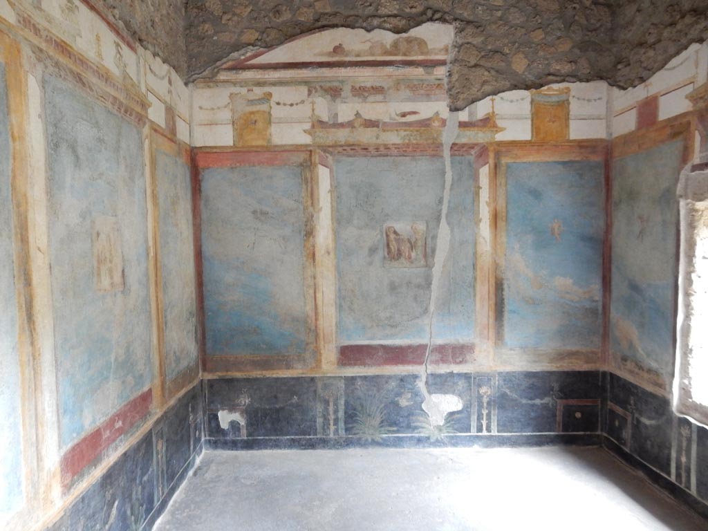 II.3.3 Pompeii. May 2016. Room 10, looking south from entrance doorway. Photo courtesy of Buzz Ferebee.