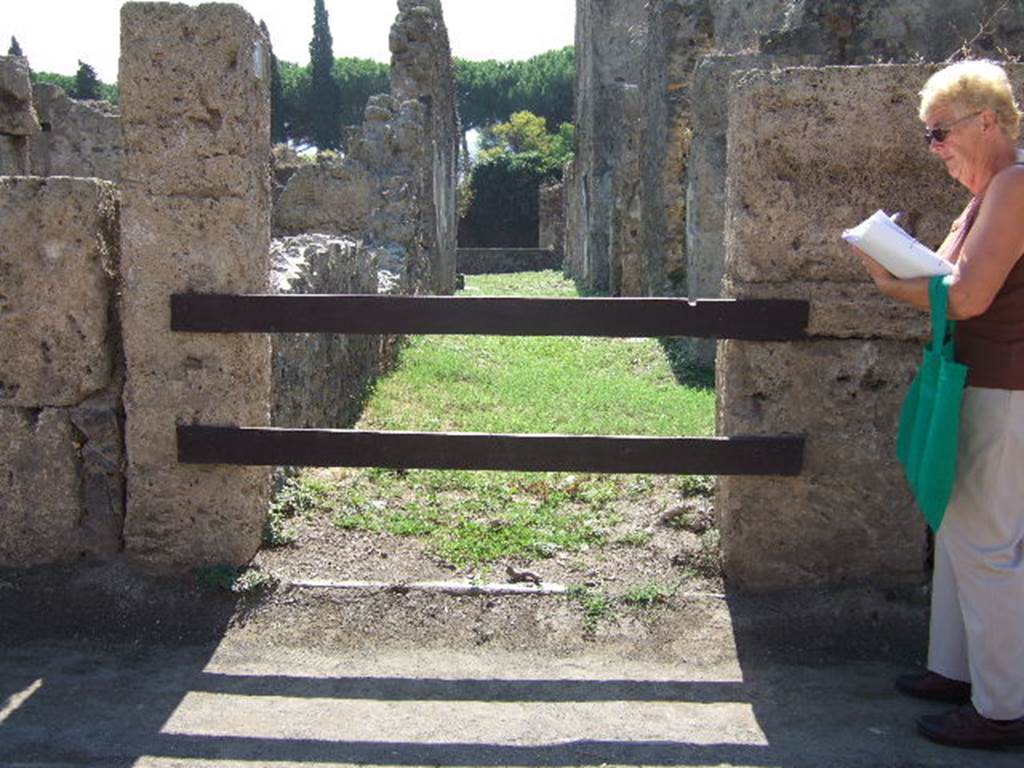 II.3.4 Pompeii. September 2005. Entrance doorway, looking south.