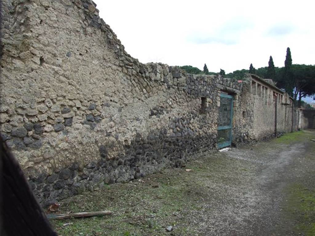 II.4.1 Pompeii, Side wall and II.4.12 entrance.   Roadway looking South.   