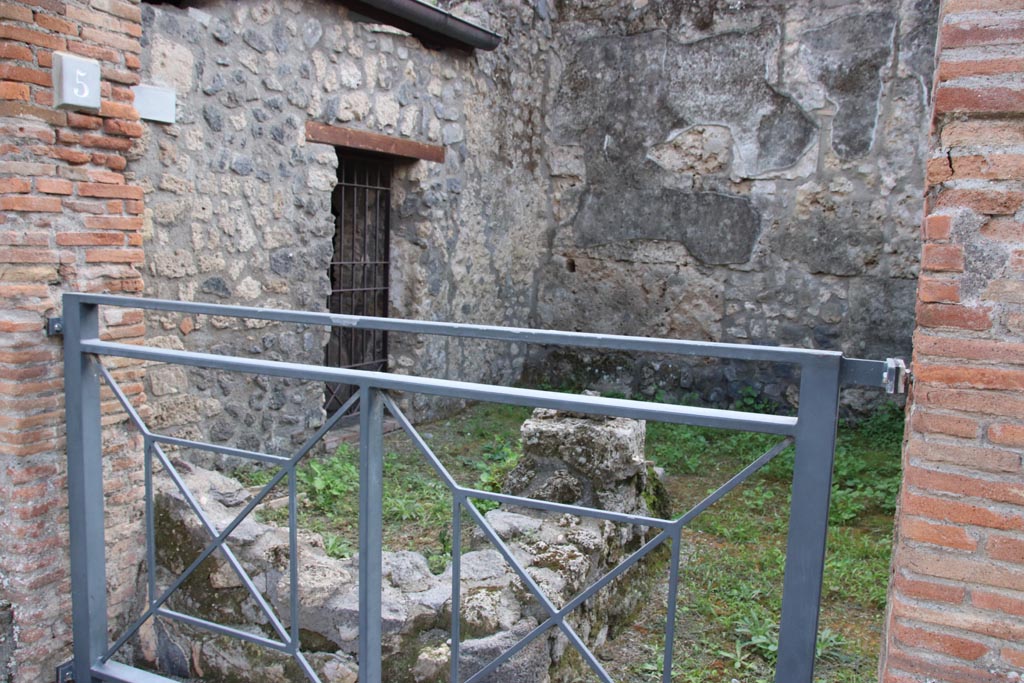 II.4.5 Pompeii. October 2022. Looking south-east from entrance doorway. Photo courtesy of Klaus Heese